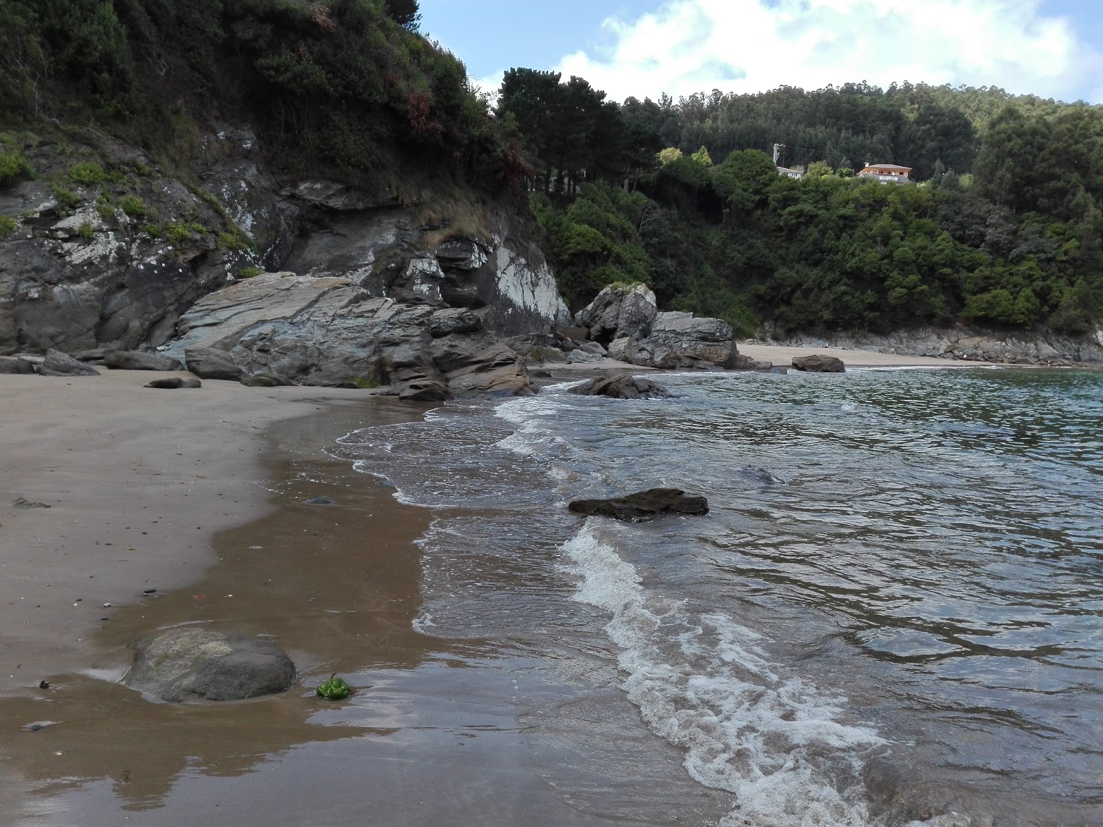 Praia de Sacido'in fotoğrafı - rahatlamayı sevenler arasında popüler bir yer