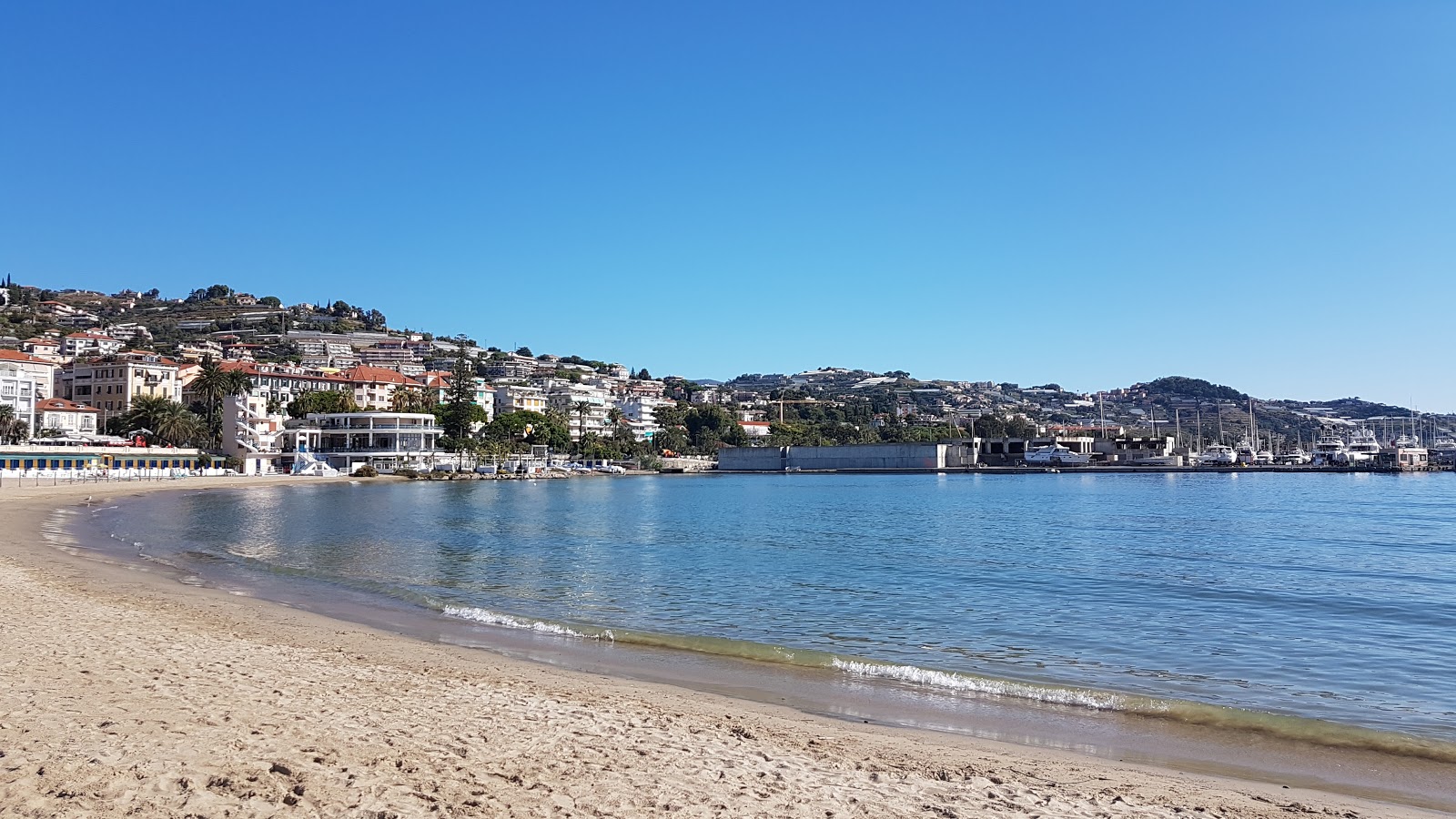 Foto von Spiaggia di Sanremo mit brauner sand Oberfläche