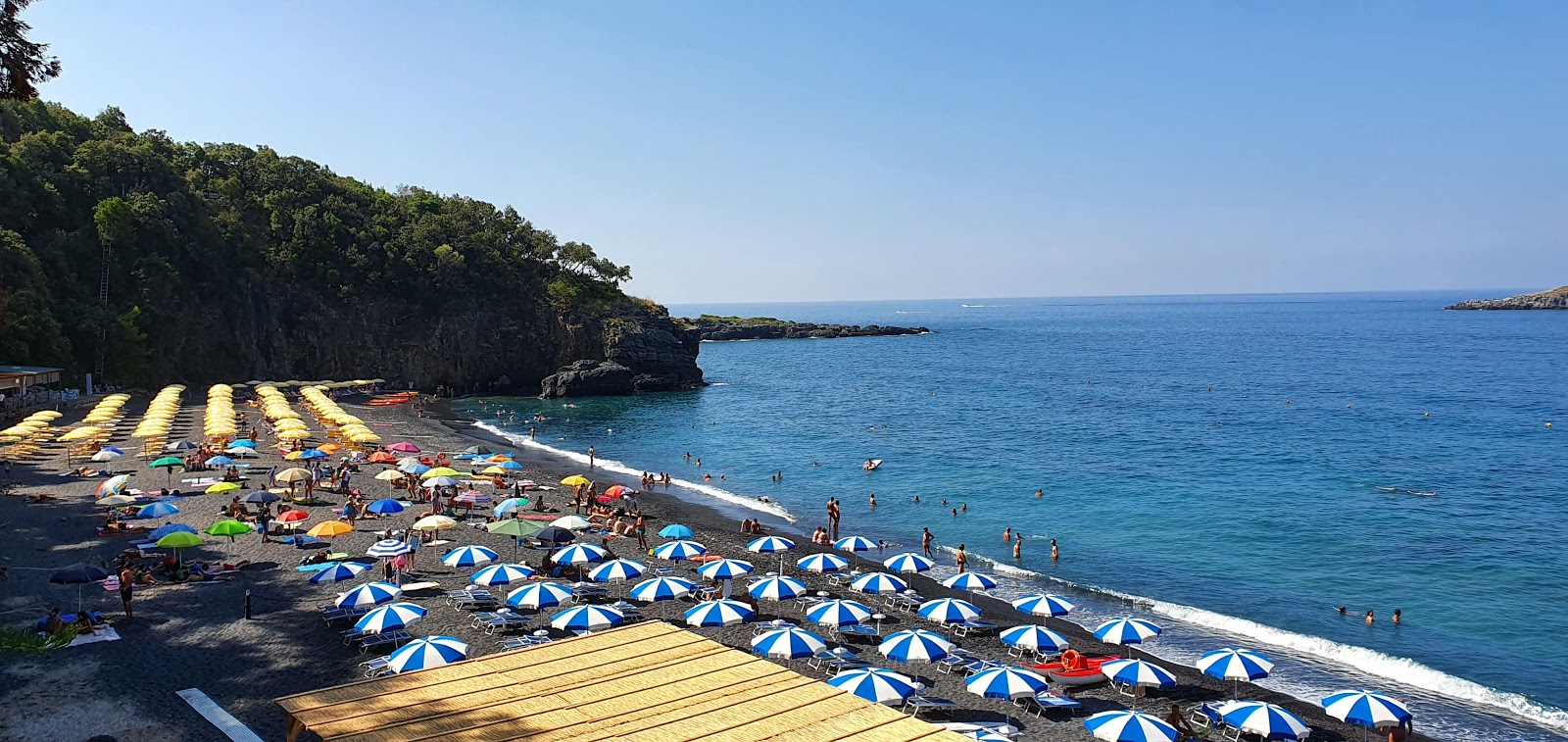 Photo de Spiaggia Nera protégé par des falaises