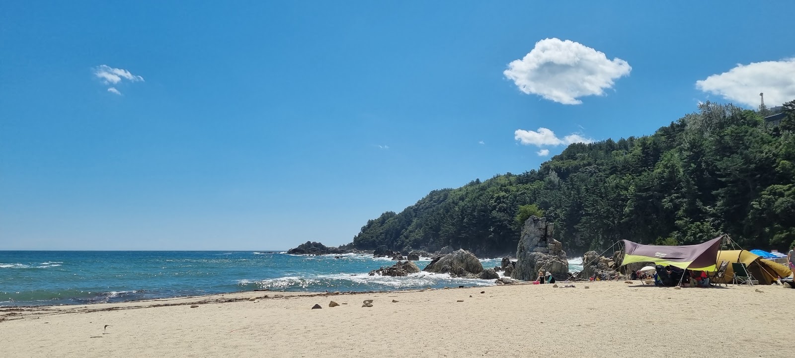 Foto van Shinnam Beach met ruime baai