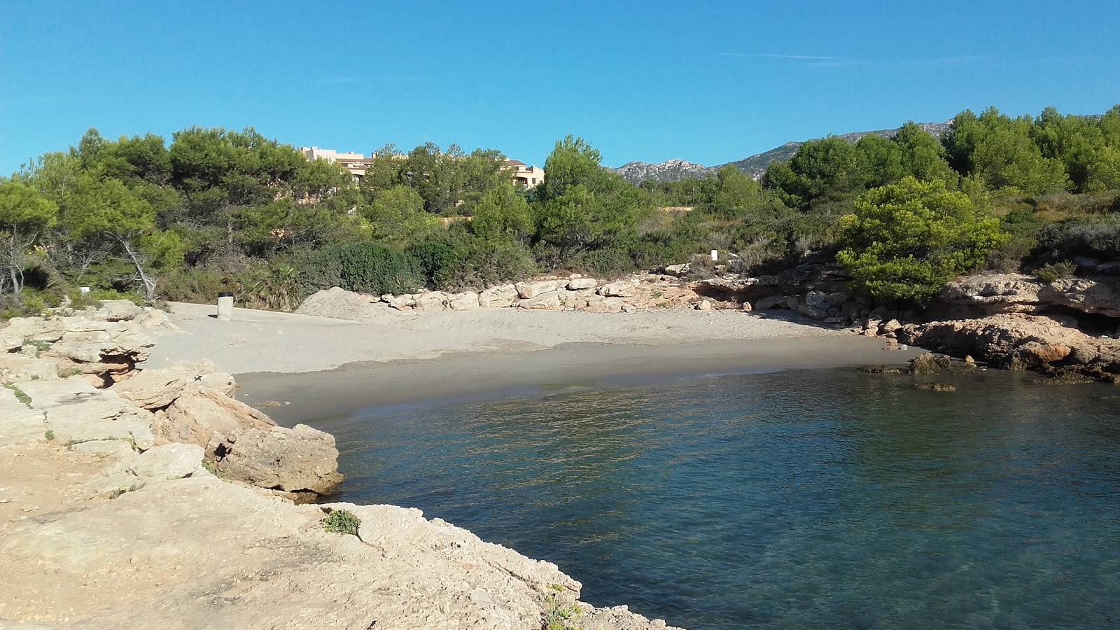 Photo de Cala Lo Ribellet avec baie spacieuse