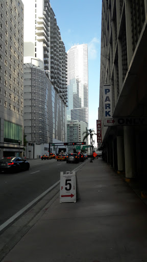 Mobile Phone Repair Shop «CPR Cell Phone Repair Downtown Miami», reviews and photos, 354 SE 1st St, Miami, FL 33131, USA