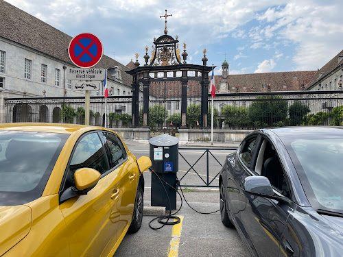 Borne de recharge de véhicules électriques SYDED Station de recharge Besançon