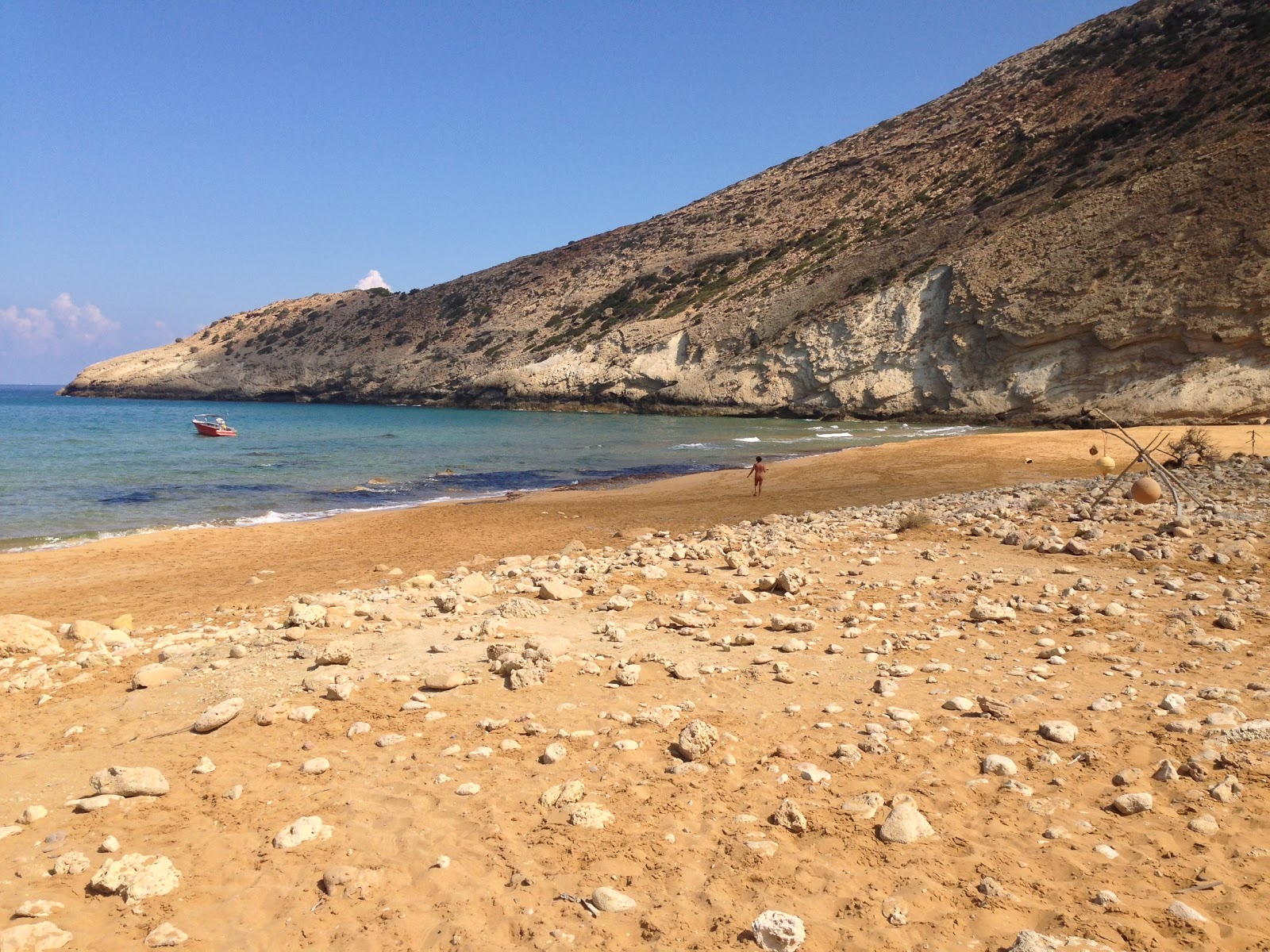 Potamos beach'in fotoğrafı uçurumlarla desteklenmiş
