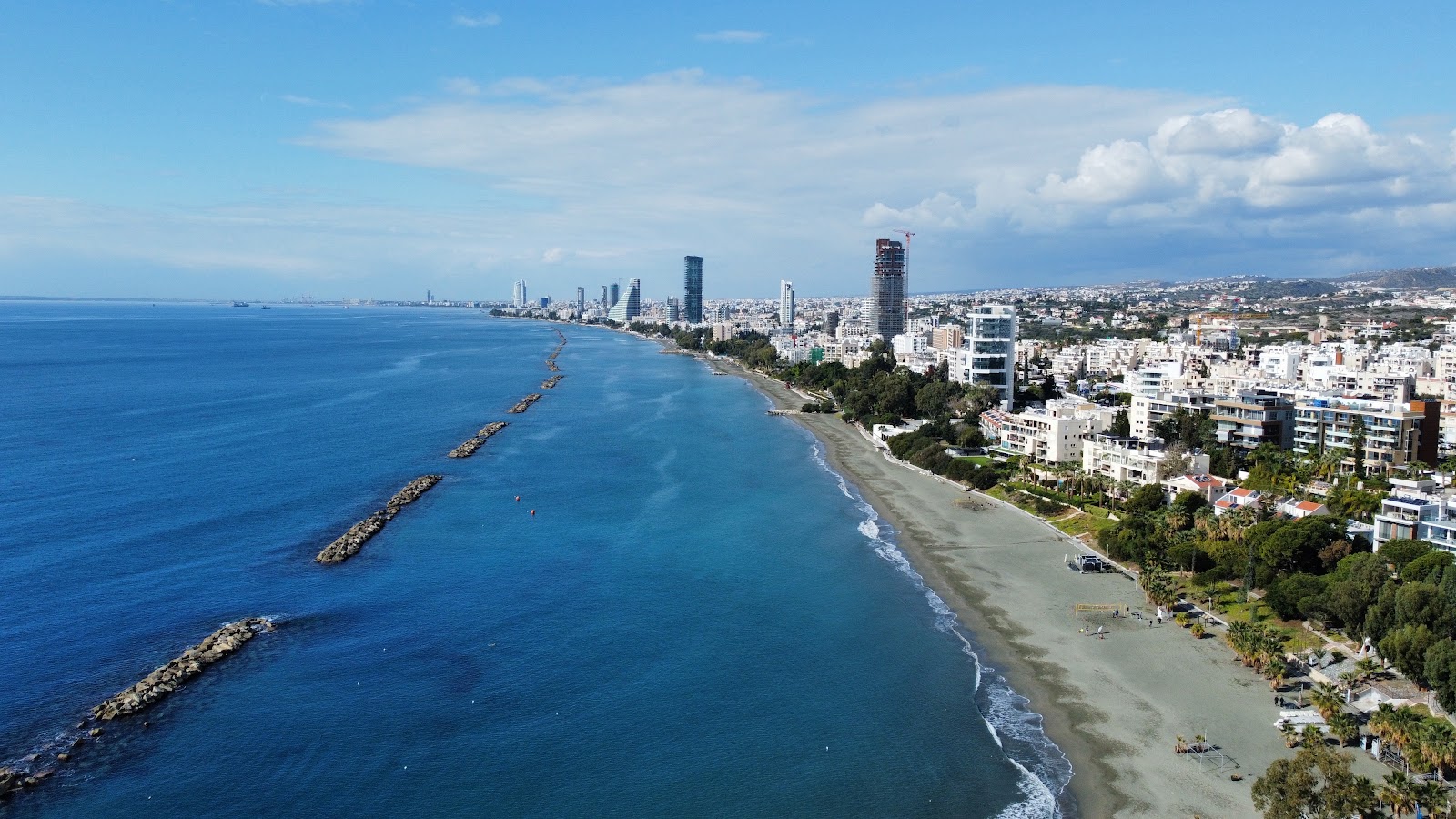 Foto von Vouppa Beach - Blue Flag mit geräumige küstenlinie