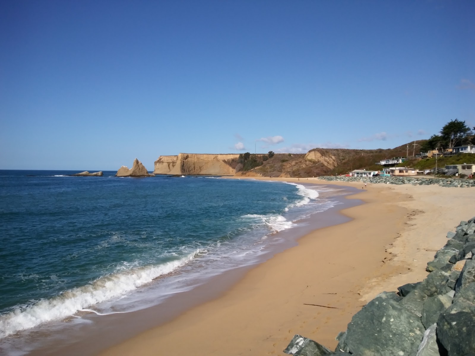 Foto di Martin's Beach con una superficie del sabbia beige