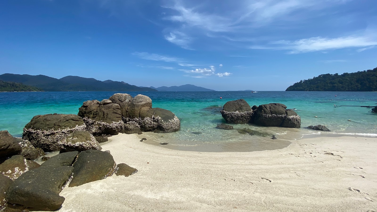 Foto de Praia dos Macacos apoiado por penhascos