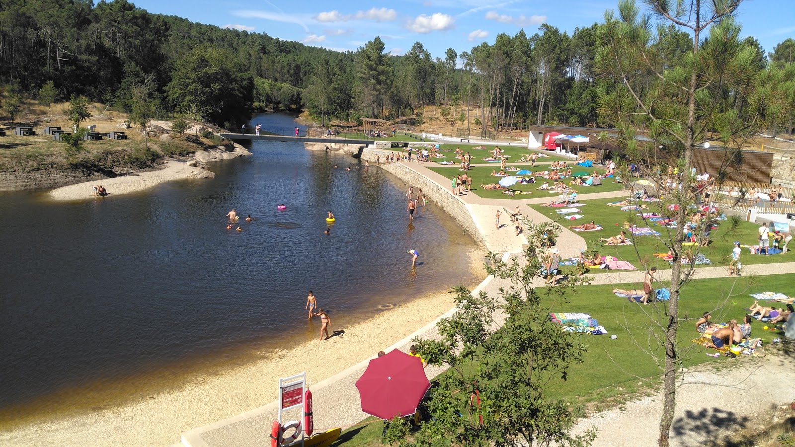 Foto von Praia Fluvial do Trabulo mit gras Oberfläche