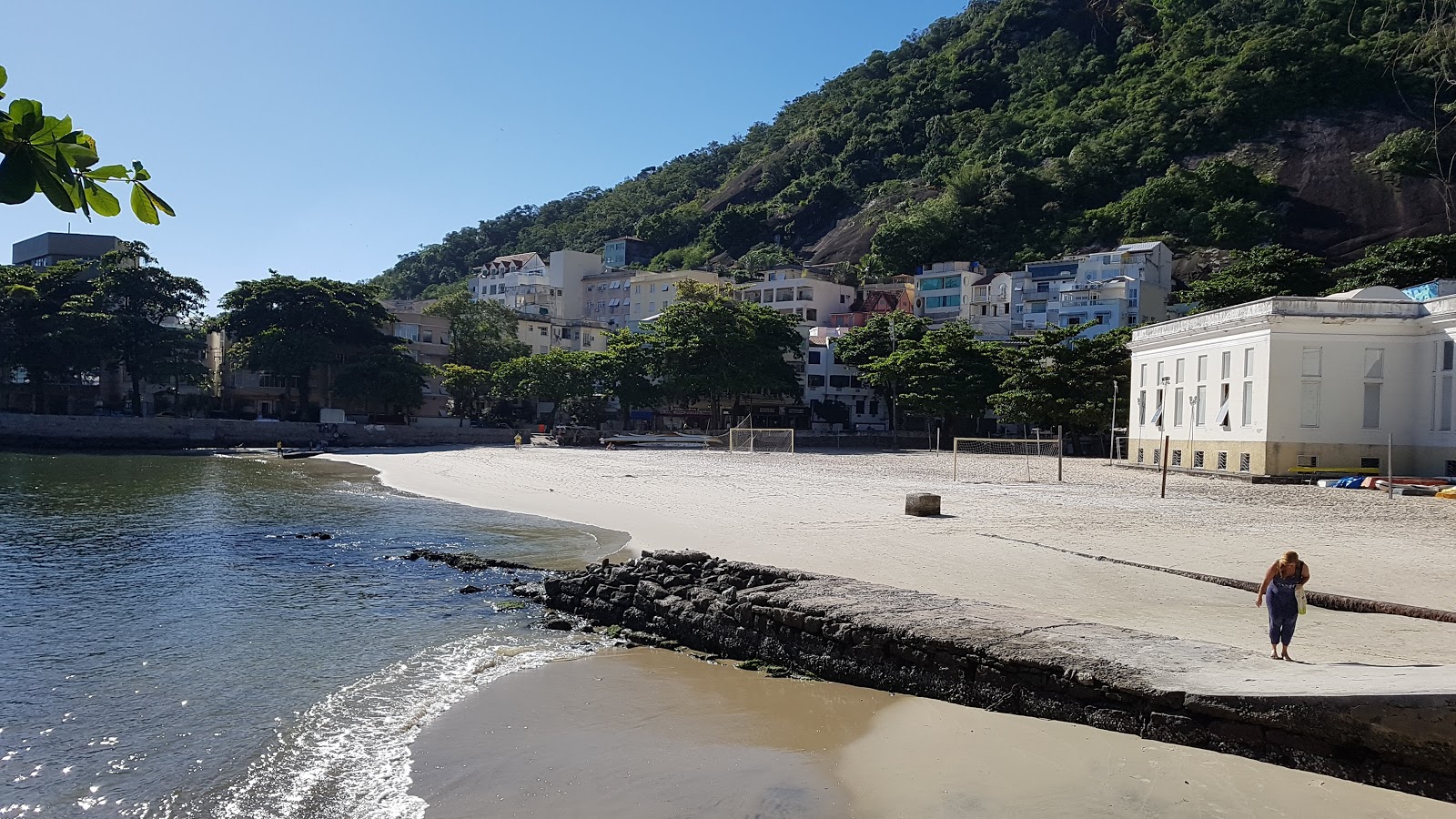 Foto von Praia da Urca von Klippen umgeben