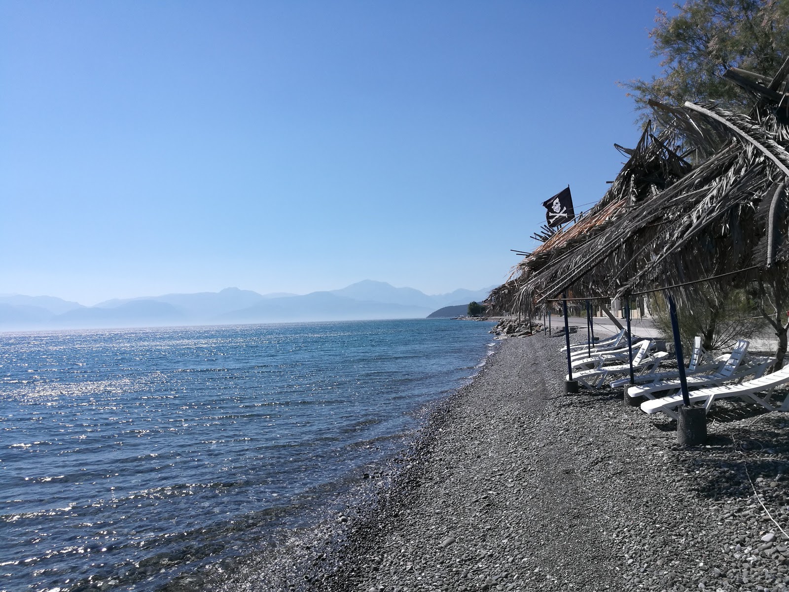 Tolofonas beach'in fotoğrafı gri ince çakıl taş yüzey ile