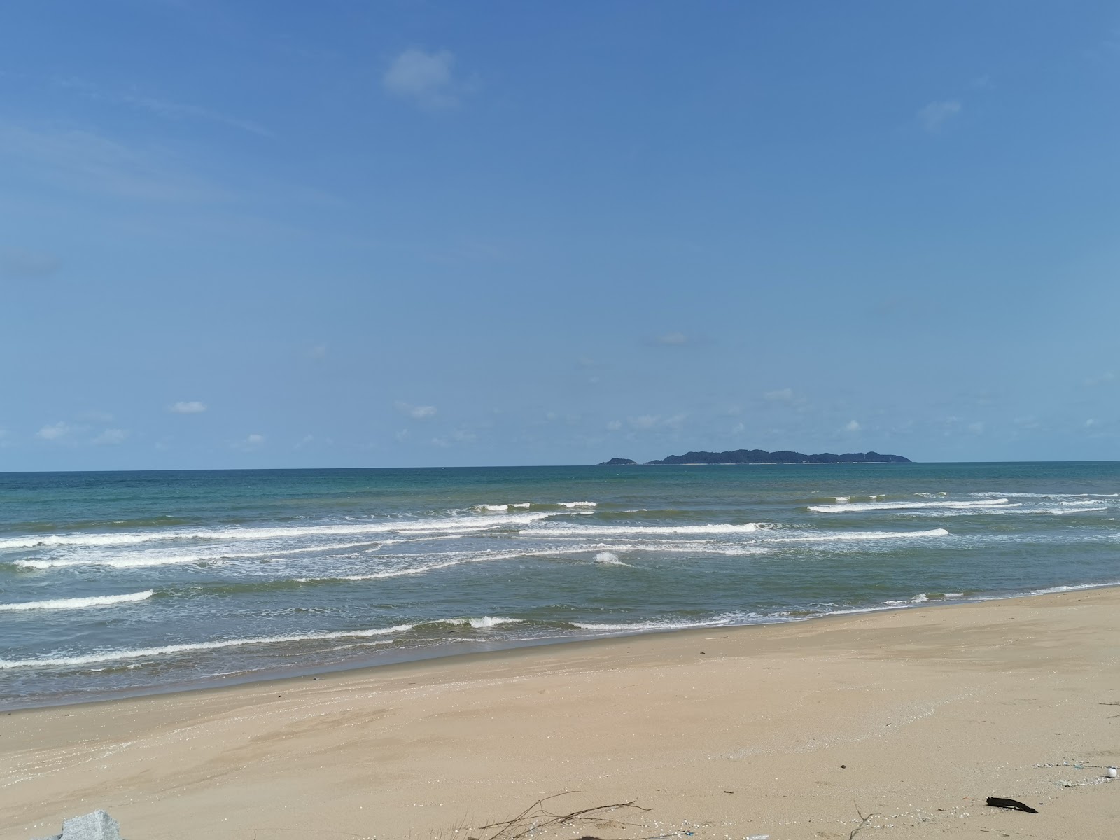 Foto de Rusila Beach com linha costeira longa e reta