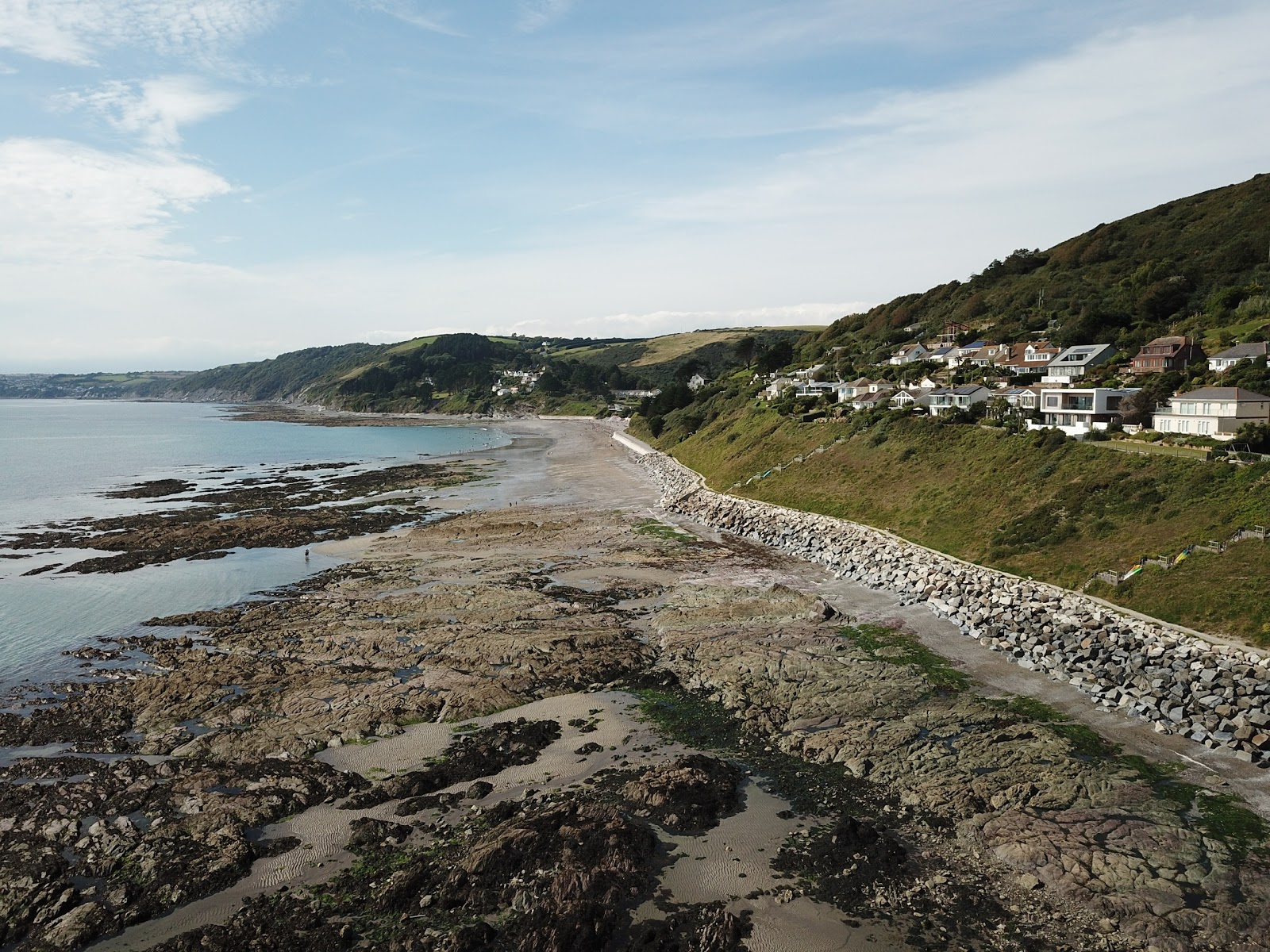 Foto von Downderry Strand von Klippen umgeben