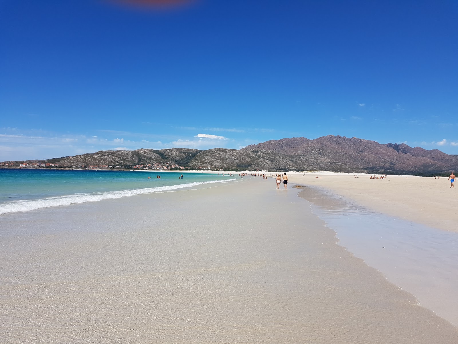Praia de Carnota II'in fotoğrafı beyaz ince kum yüzey ile