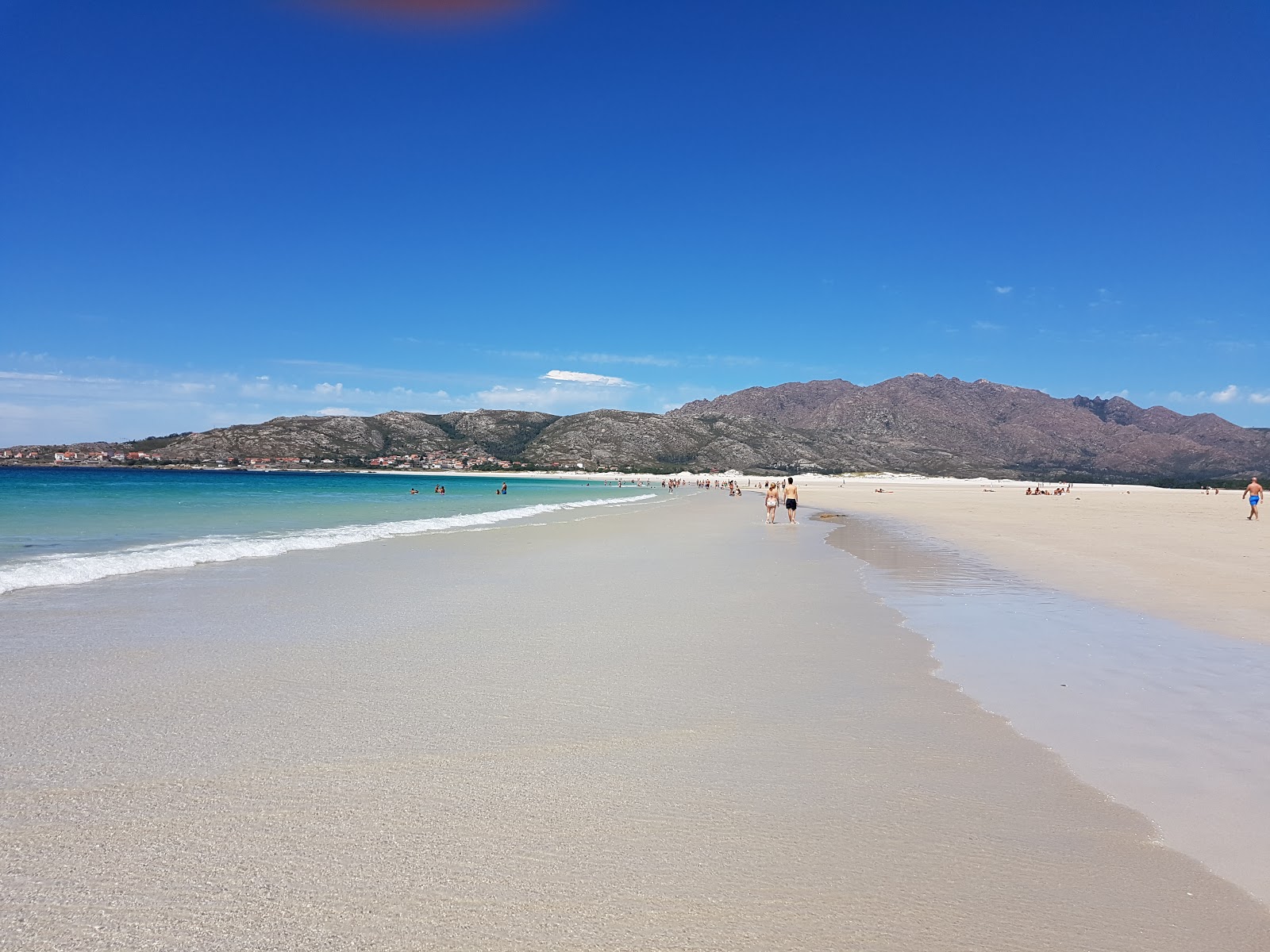 Foto di Praia de Carnota II con una superficie del sabbia bianca fine