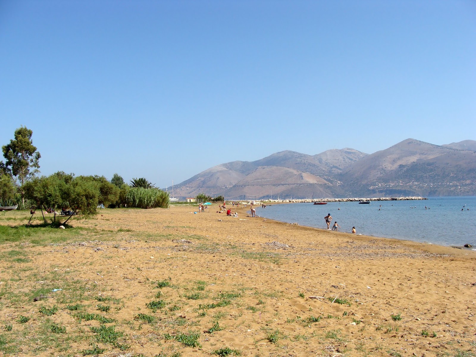 Fikia beach的照片 带有绿色纯水表面