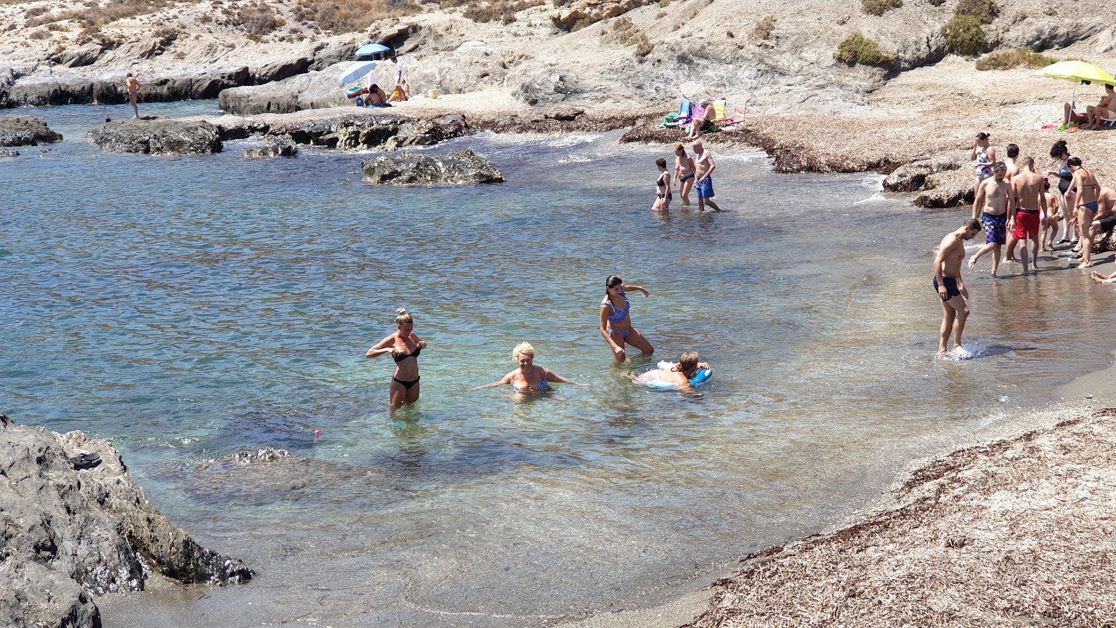 Valokuva Cala Cristalista. pinnalla pienet harmaat kivet:n kanssa