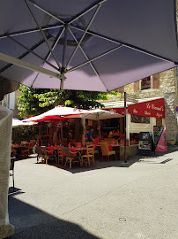 Atmosphère du Restaurant français Restaurant Chez Léon à Vallon-Pont-d'Arc - n°10