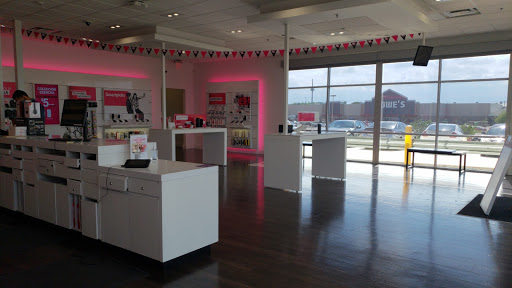 Cell Phone Store «T-Mobile», reviews and photos, 4390 I-30 Suite 100, Dallas, TX 75211, USA