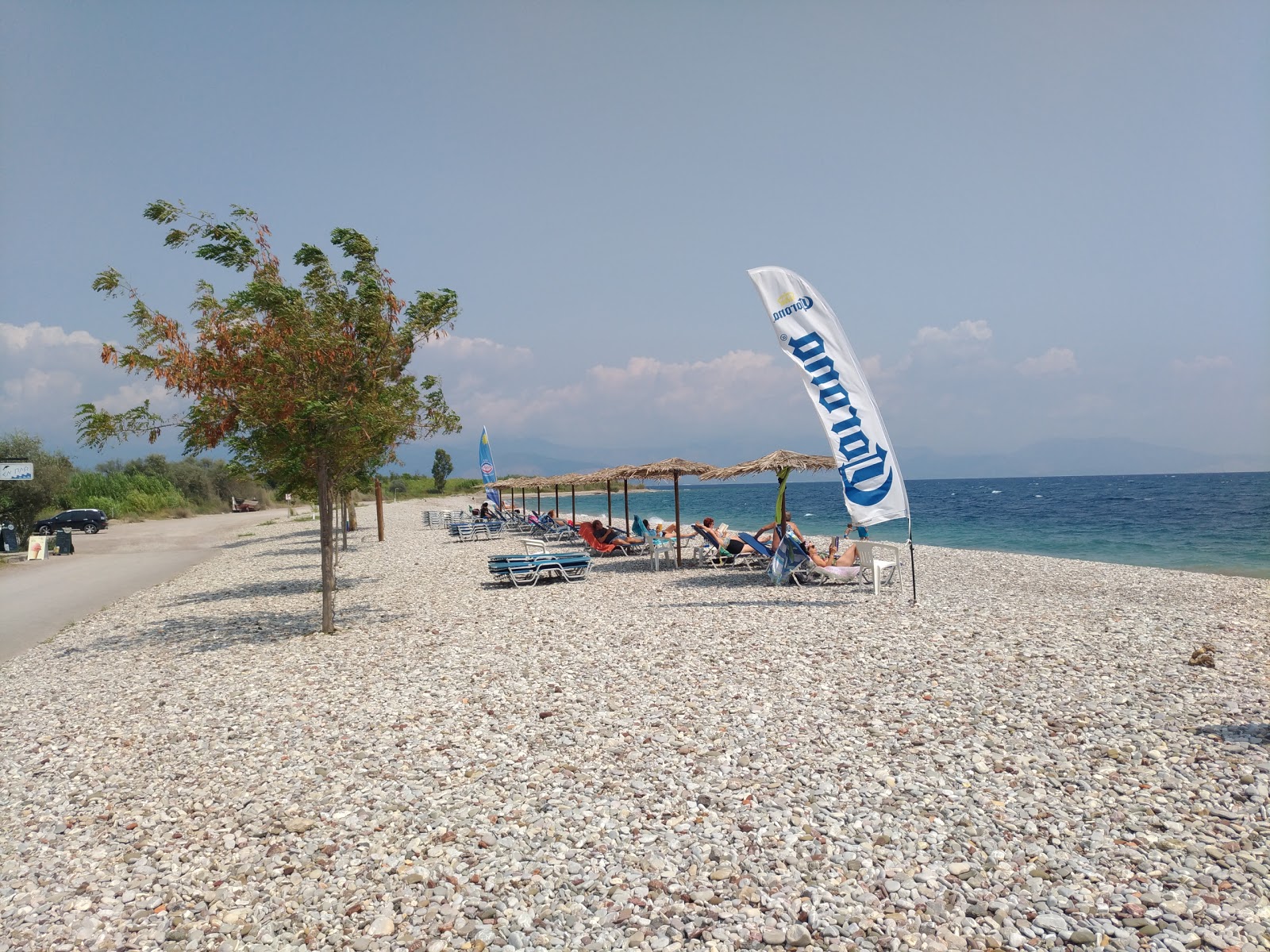 Φωτογραφία του Paralia Nikoleikon με καφέ βότσαλο επιφάνεια
