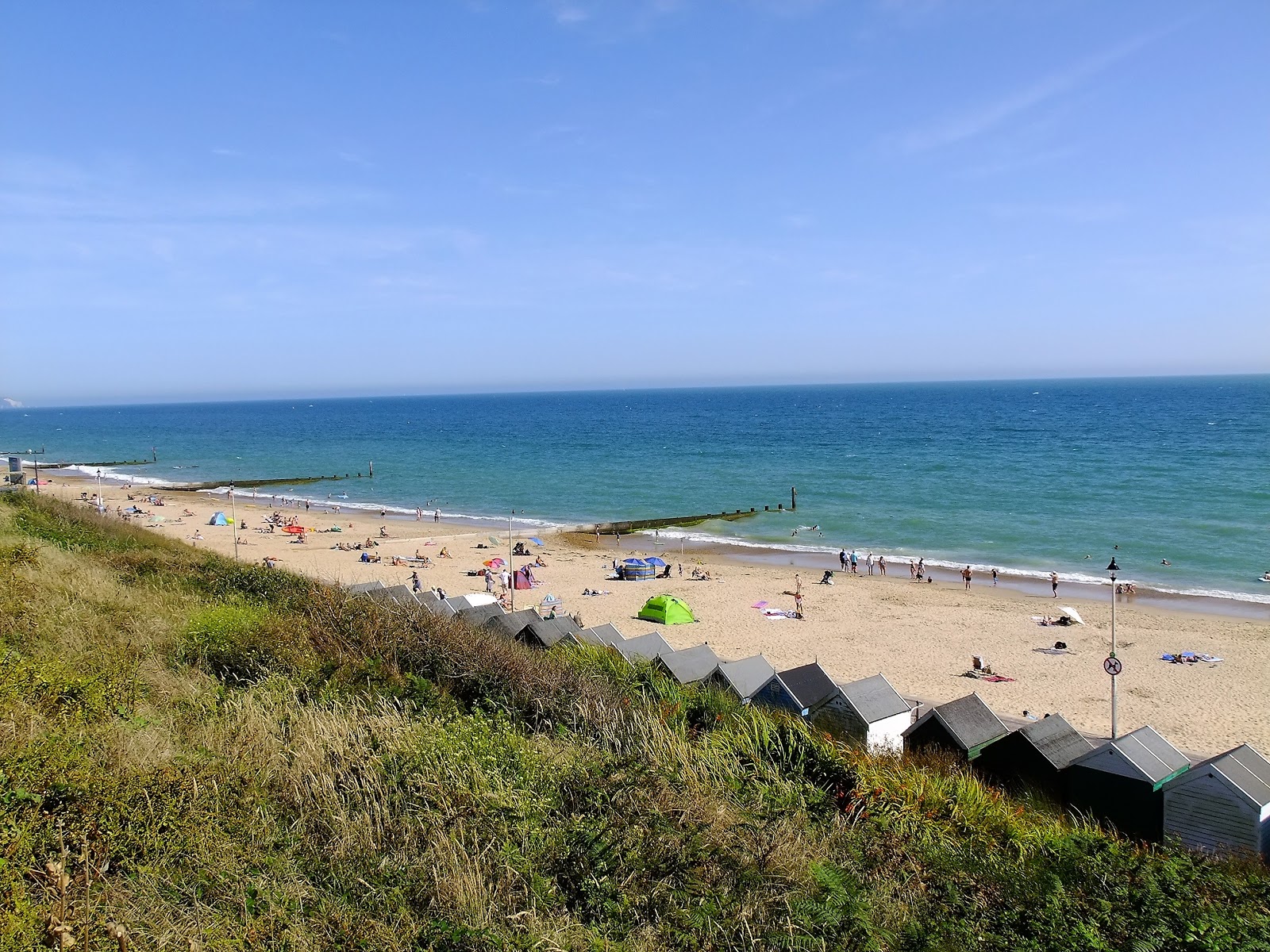 Foto di Spiaggia di Southbourne con una superficie del sabbia beige