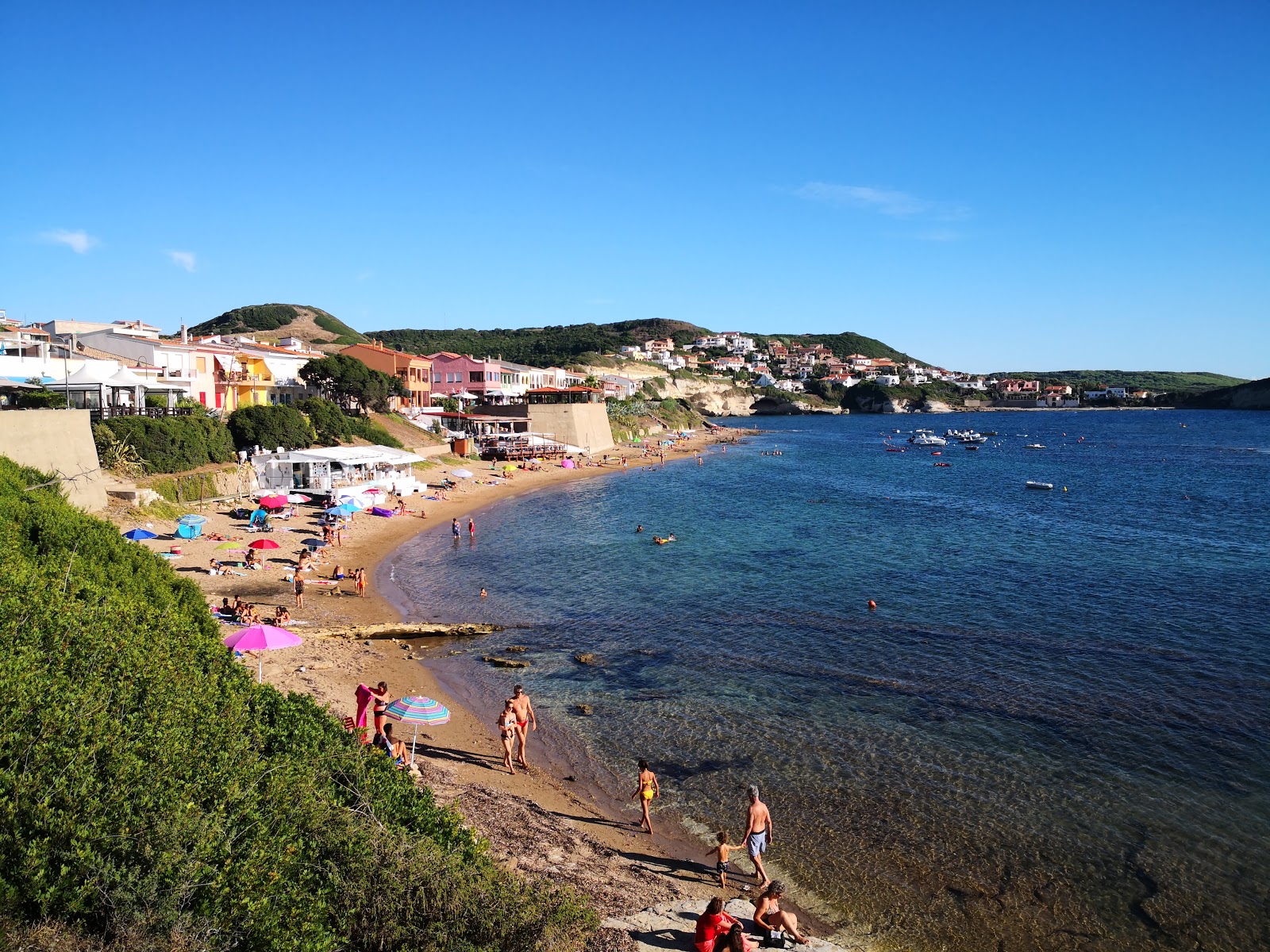 Fotografija S'archittu beach z turkizna čista voda površino