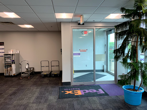 Shipping and Mailing Service «FedEx Ship Center», reviews and photos, 2825 Cargo Rd, Minneapolis, MN 55450, USA