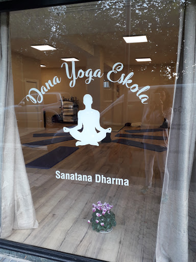 Dana Yoga Eskola, Reiki, Yoga, Masaje Ayurveda y Coaching