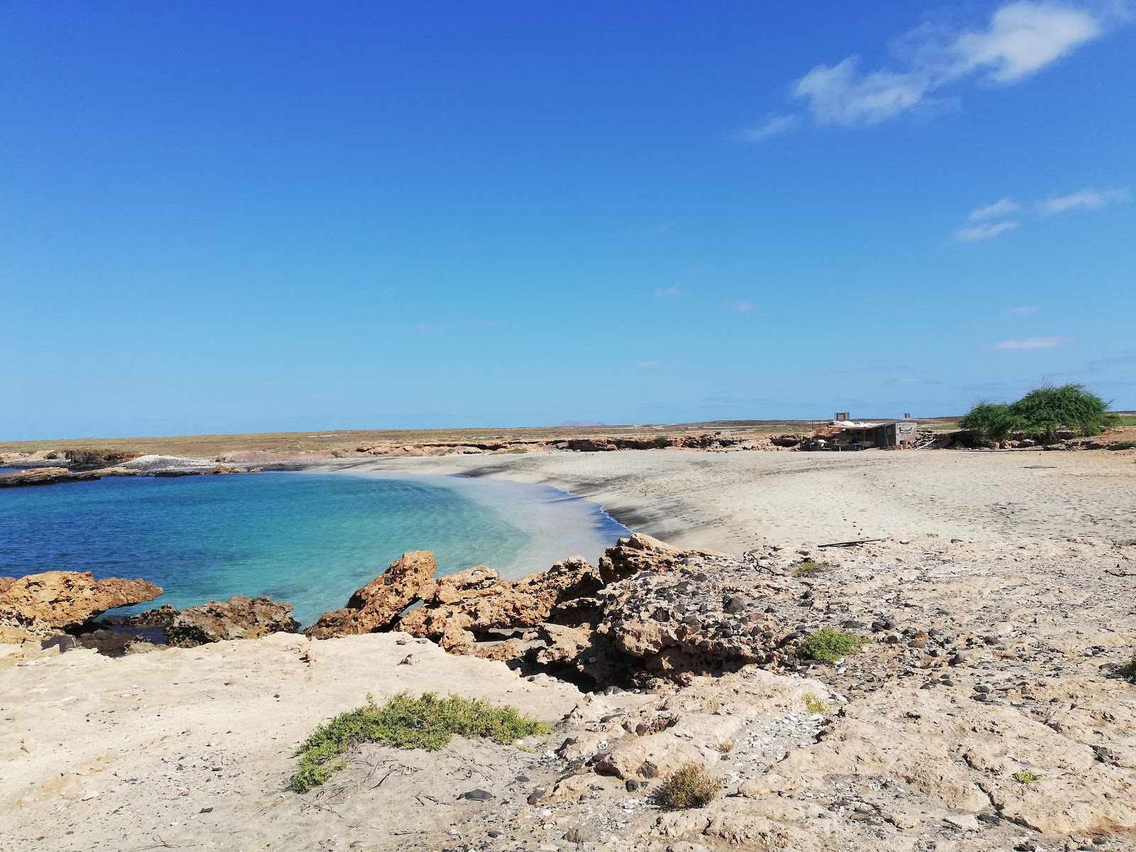 Foto di Calheta Funda Beach con una superficie del sabbia beige
