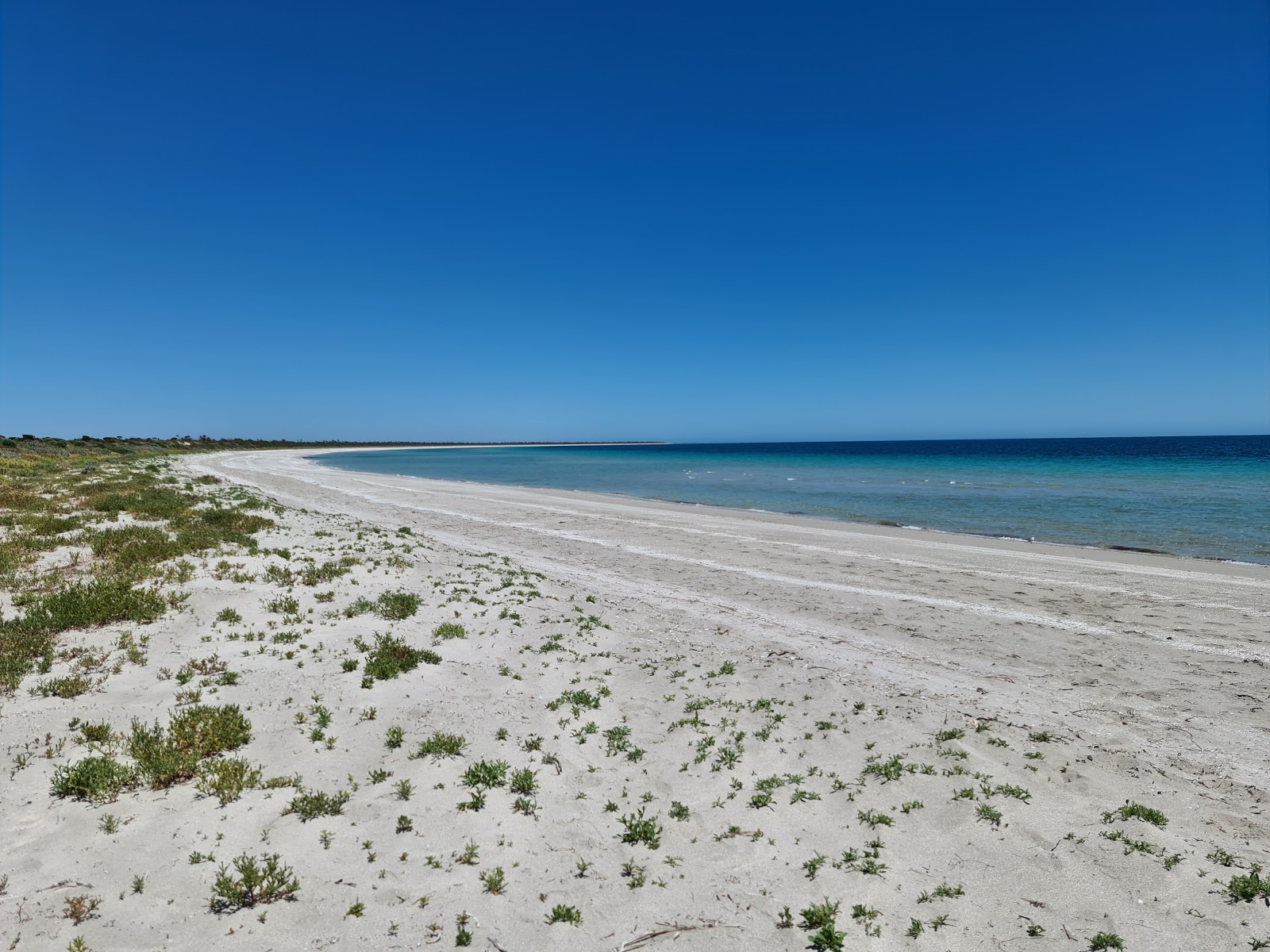 Φωτογραφία του Burners Beach με φωτεινή άμμος επιφάνεια