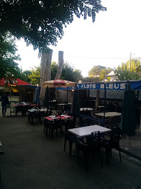 Atmosphère du Restaurant Les Flots Bleus à Saint-Just-d'Ardèche - n°4