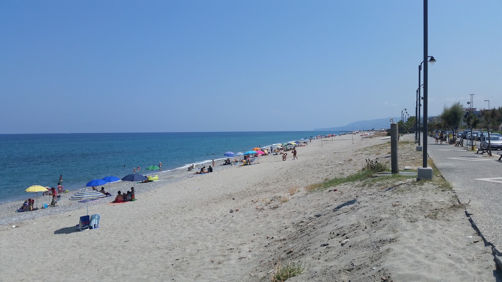 Venetico Marina beach的照片 带有碧绿色纯水表面