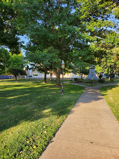Park «Central Memorial Park», reviews and photos, 212 E 4th St, Sterling, IL 61081, USA