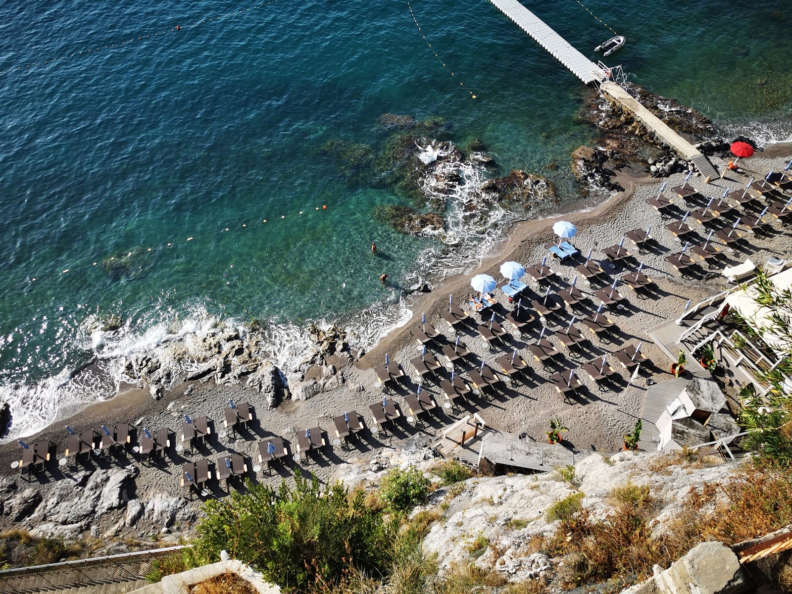 Riva del Fuenti'in fotoğrafı gri ince çakıl taş yüzey ile