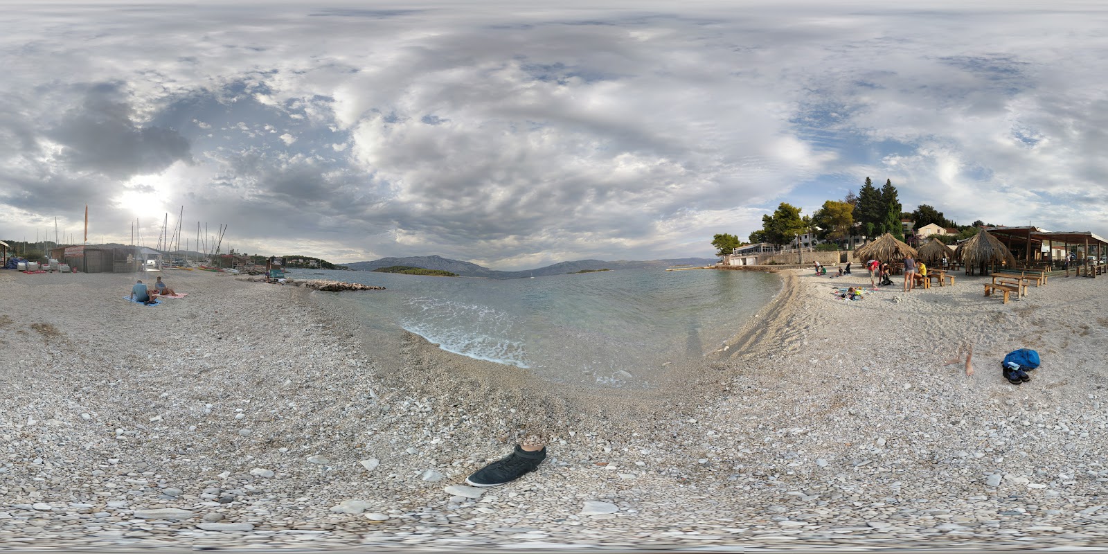 Foto van Prvi zal beach ondersteund door kliffen