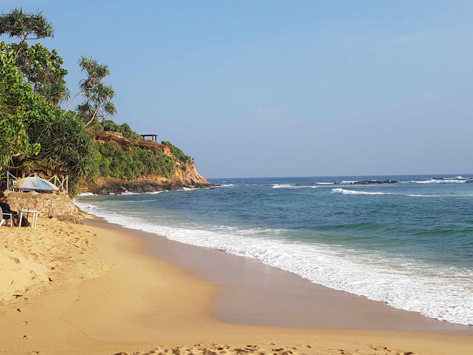 Abimanagama Beach'in fotoğrafı dağlarla çevrili