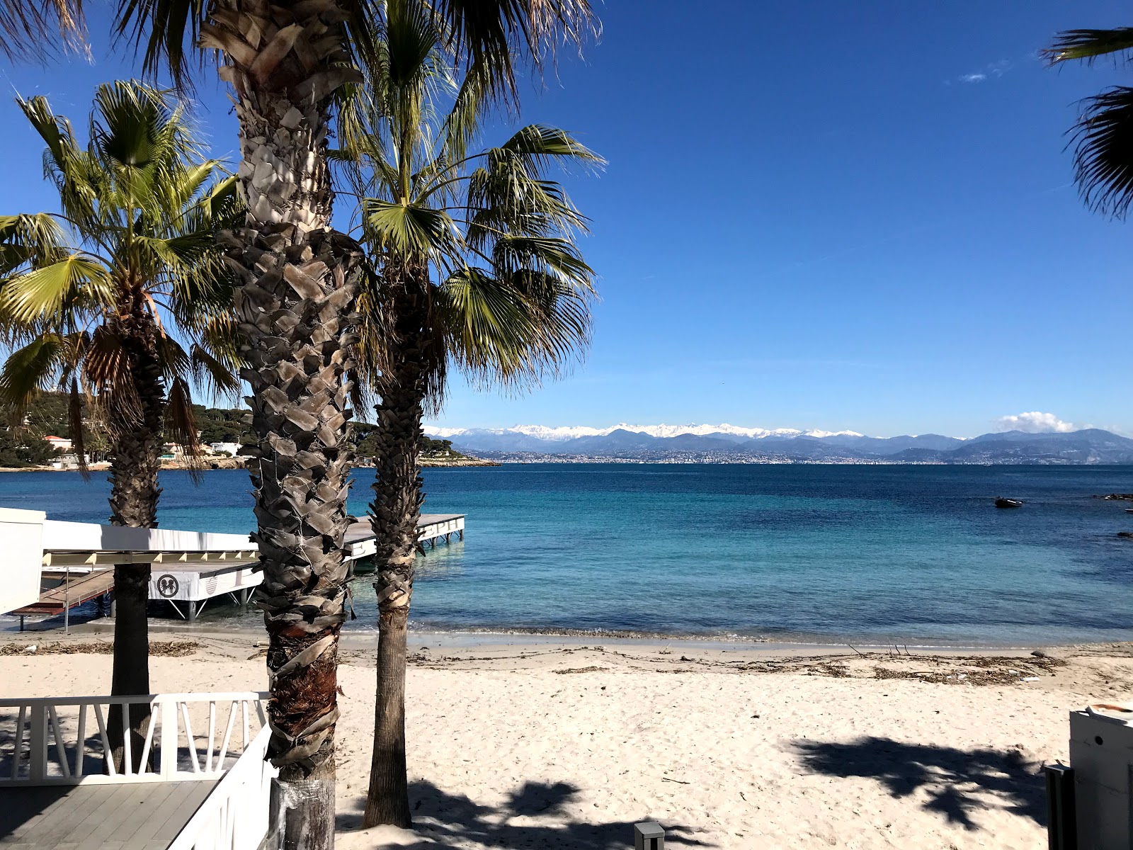 Foto von Garoupe Strand mit viele kleine buchten