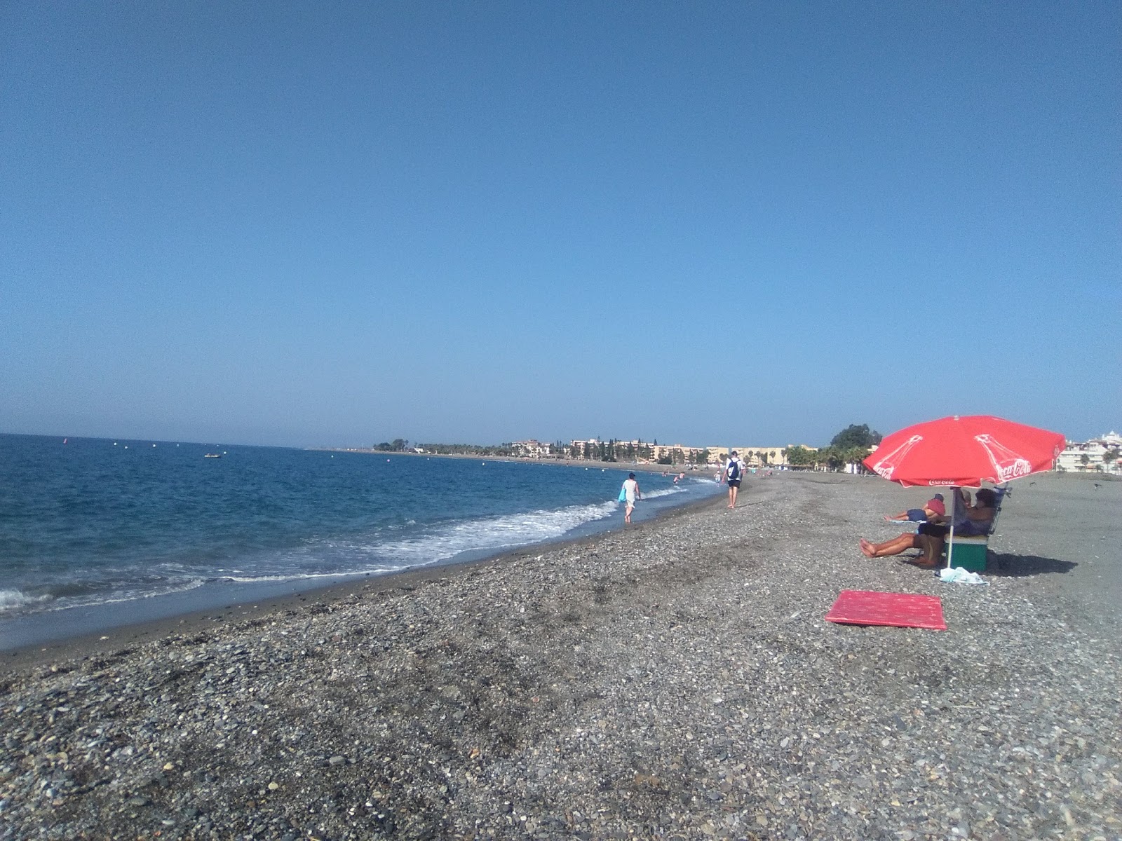 Fotografie cu Plaja Motril (Plaja Granada) cu o suprafață de nisip de coajă gri