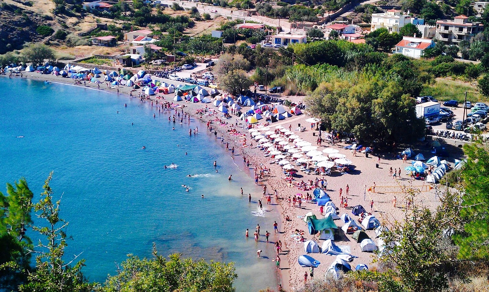 Foto af Paralia Lefkathia bakket op af klipperne