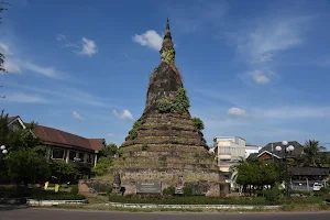 That Dam Stupa image