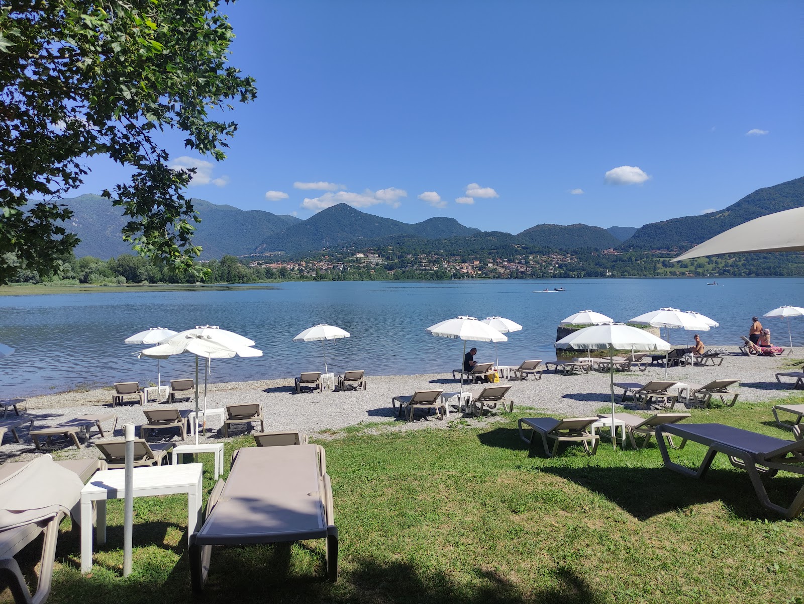 Spiaggia Lago di Pusiano'in fotoğrafı imkanlar alanı