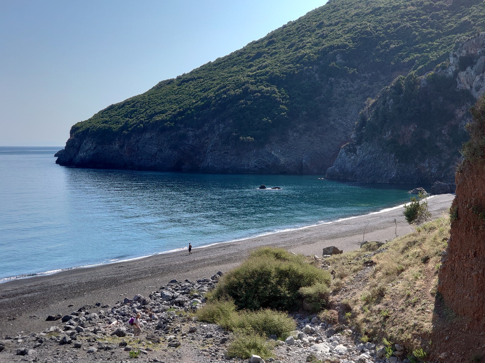 Vouvali Plajı'in fotoğrafı gri kum ve çakıl yüzey ile