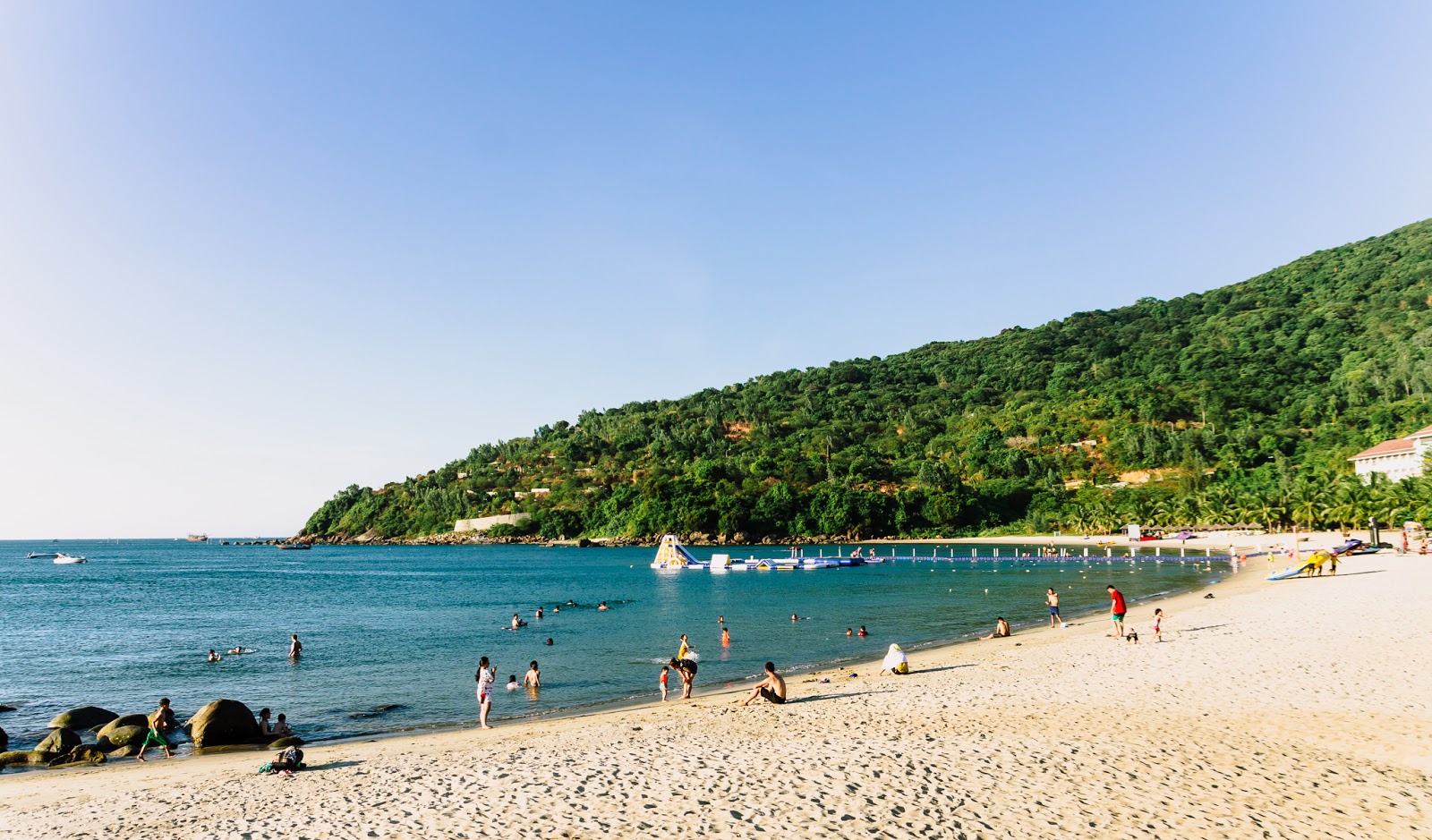 Φωτογραφία του Tien Sa Beach με φωτεινή άμμος επιφάνεια
