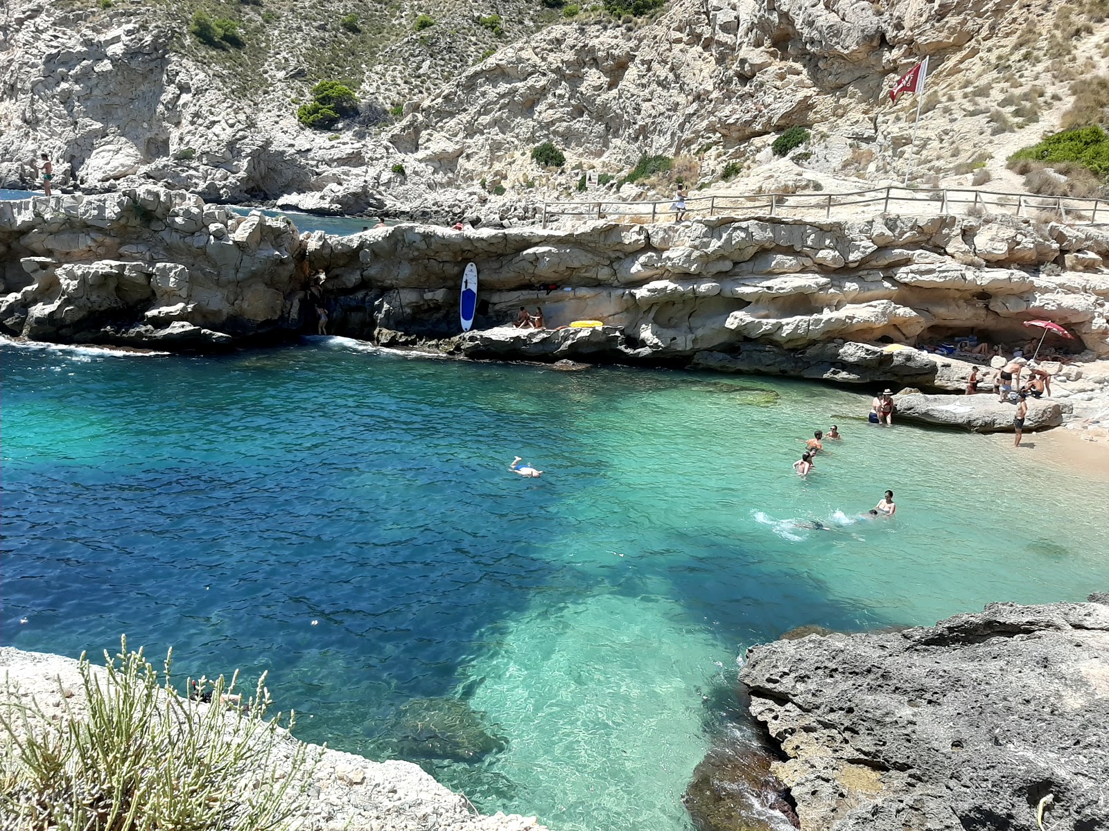 Raco del Conill'in fotoğrafı dağlarla çevrili