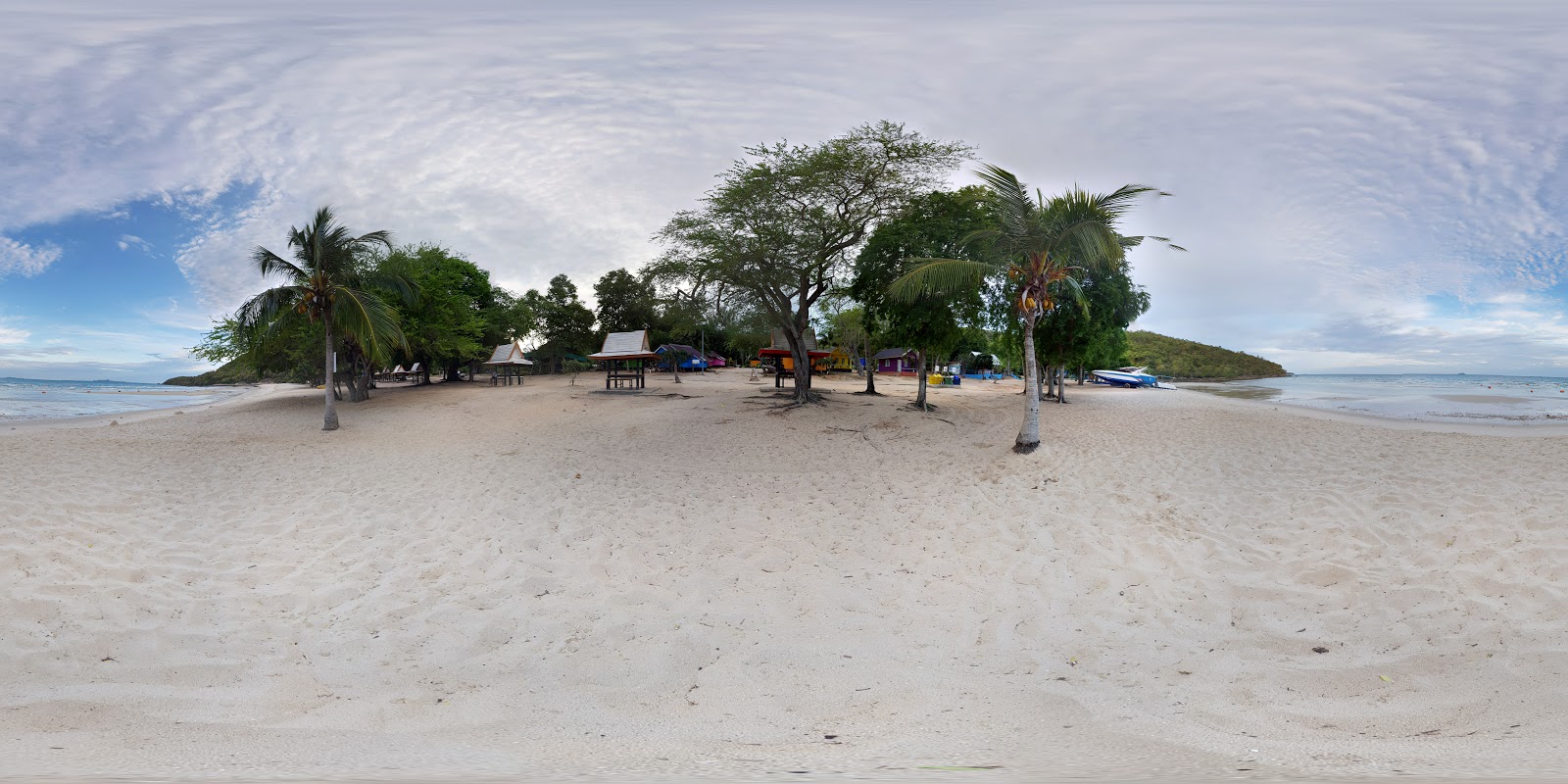 Photo de Plage de Sai Kaew protégé par des falaises