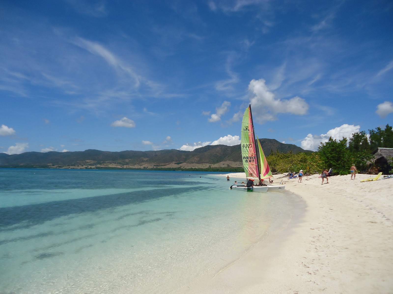 Φωτογραφία του Playa Paralon με φωτεινή άμμος επιφάνεια