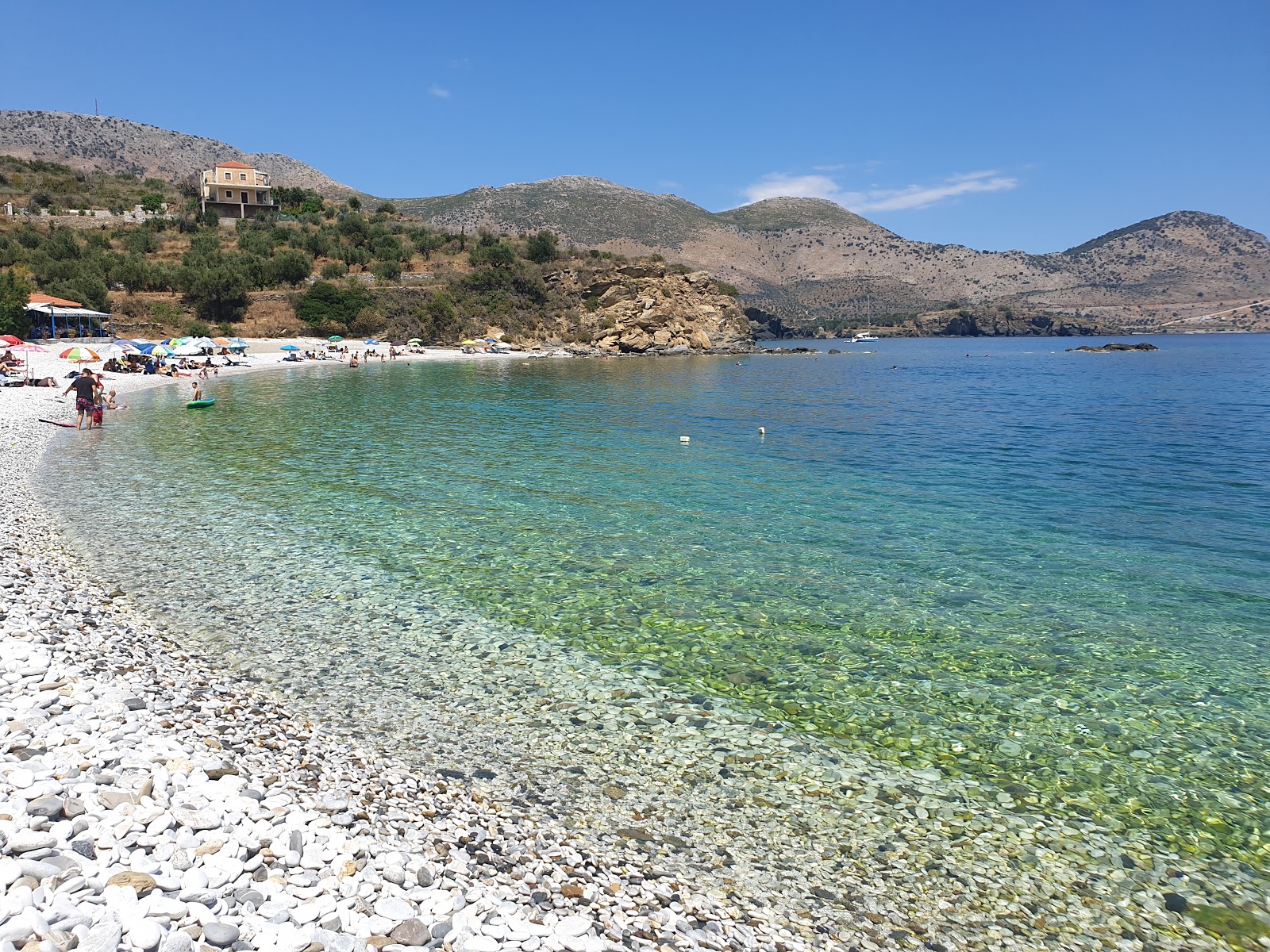 Foto von Vata beach mit kleine, beiger kiesel Oberfläche