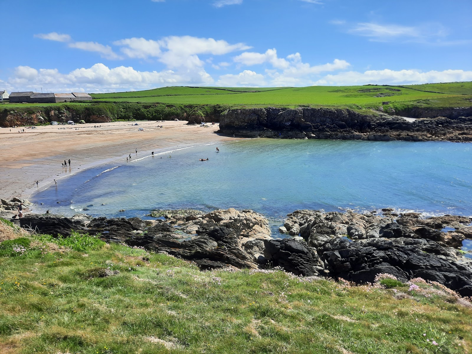 Foto av Porth Trecastell med beige sand yta
