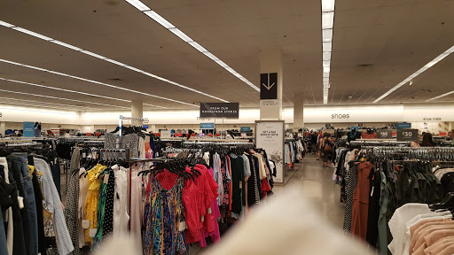 Department Store «Nordstrom Rack Villaggio Retail Center», reviews and photos, 7883 N Blackstone Ave, Fresno, CA 93720, USA