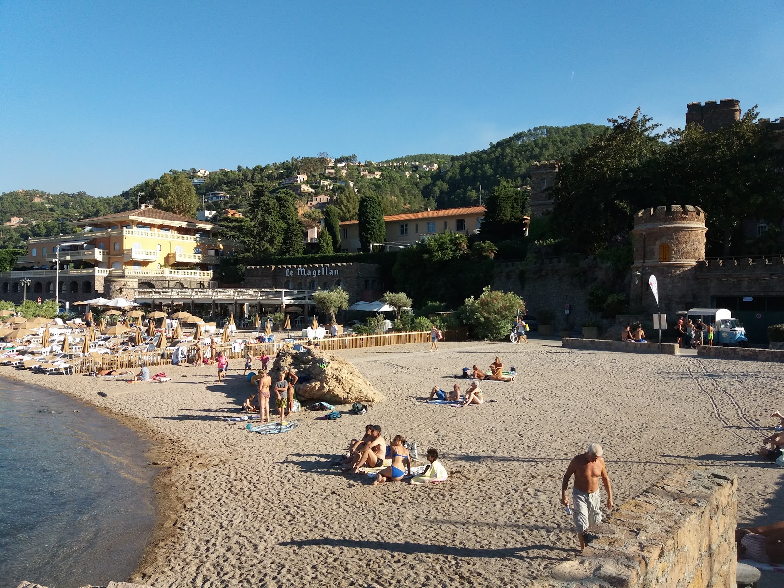 Foto av Chateau Strand omgiven av klippor