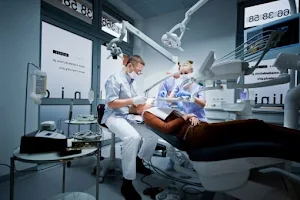 dr Paweł Staszczyk Dentysta Kielce Dobry Stomatolog Chirurg Leczenie Kanałowe Wybielanie Zębów image